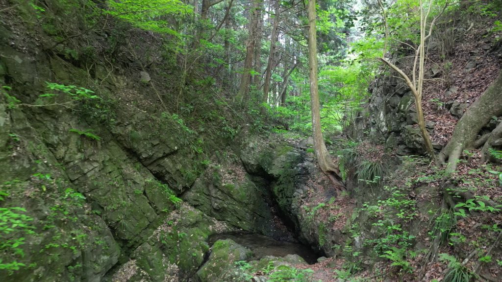 訪問当時は水が無かった御主殿の滝