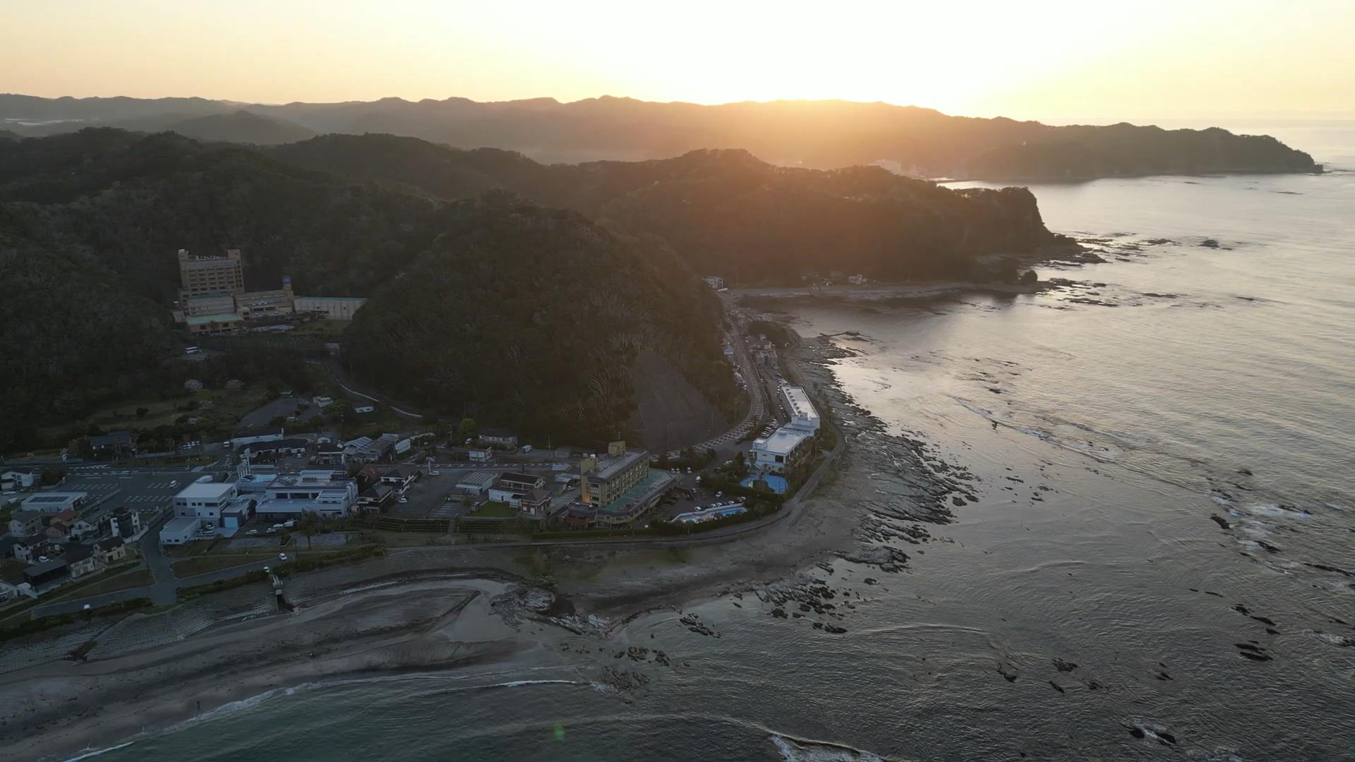 千葉県鴨川市の夜明けの城崎海岸ドローン撮影