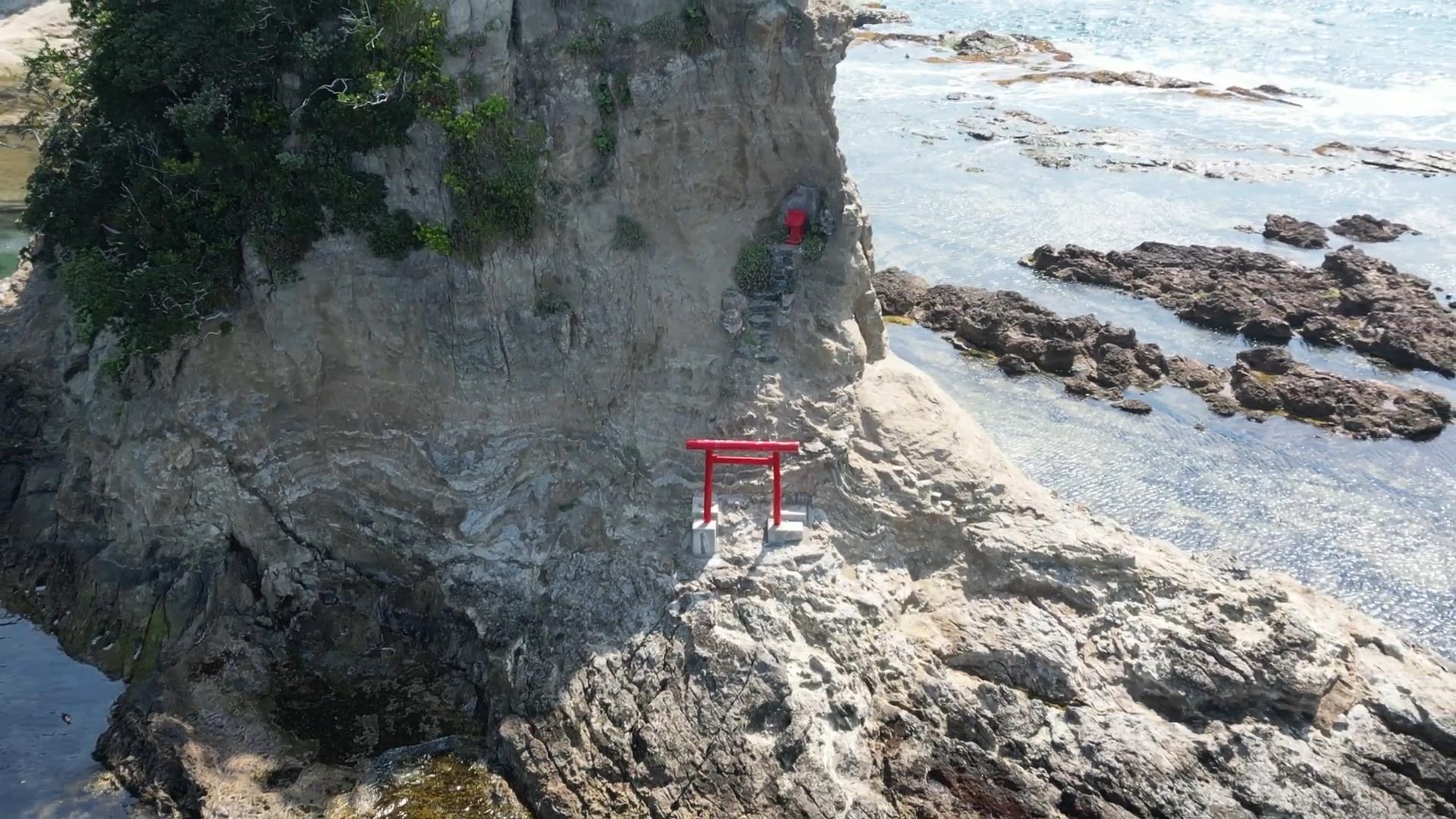 【奇勝 大弁天島】 ～鳥居が建てられた奇麗な海岸ドローン映像～Drone footage of Japan’s beautiful ocean