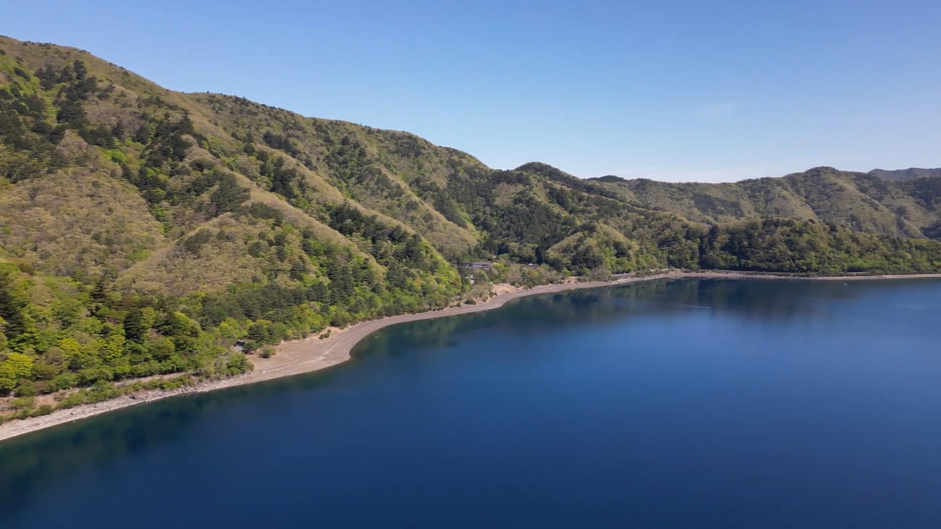 富士五湖の一つ【本栖湖】～綺麗な湖のドローン空撮映像～Drone footage of a lake in Japan