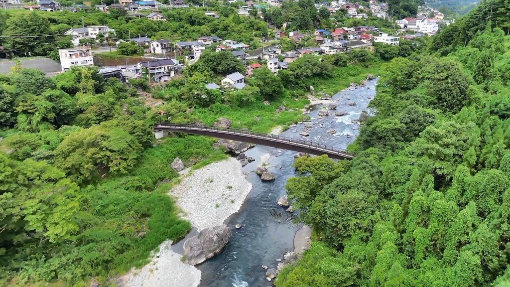 御岳渓谷の鵜の橋と沢井の街並み