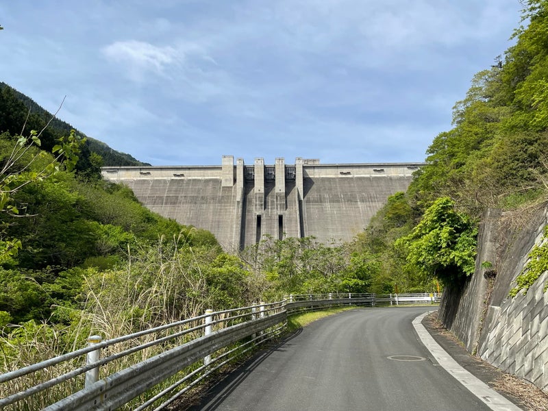 巨大滝沢ダム正面から