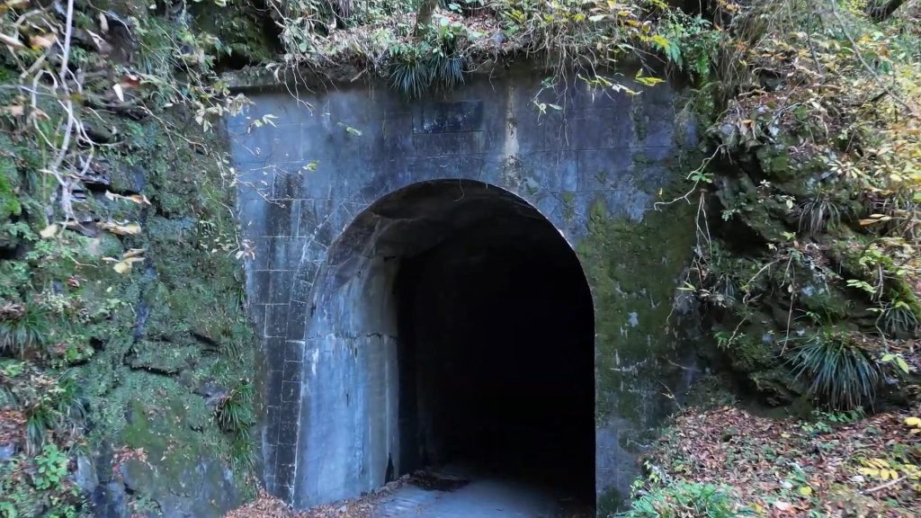 神戸岩のトンネル