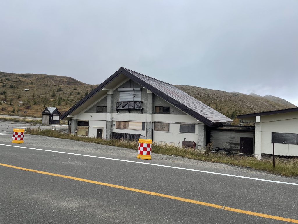 群馬の湯釜の廃ドライブイン