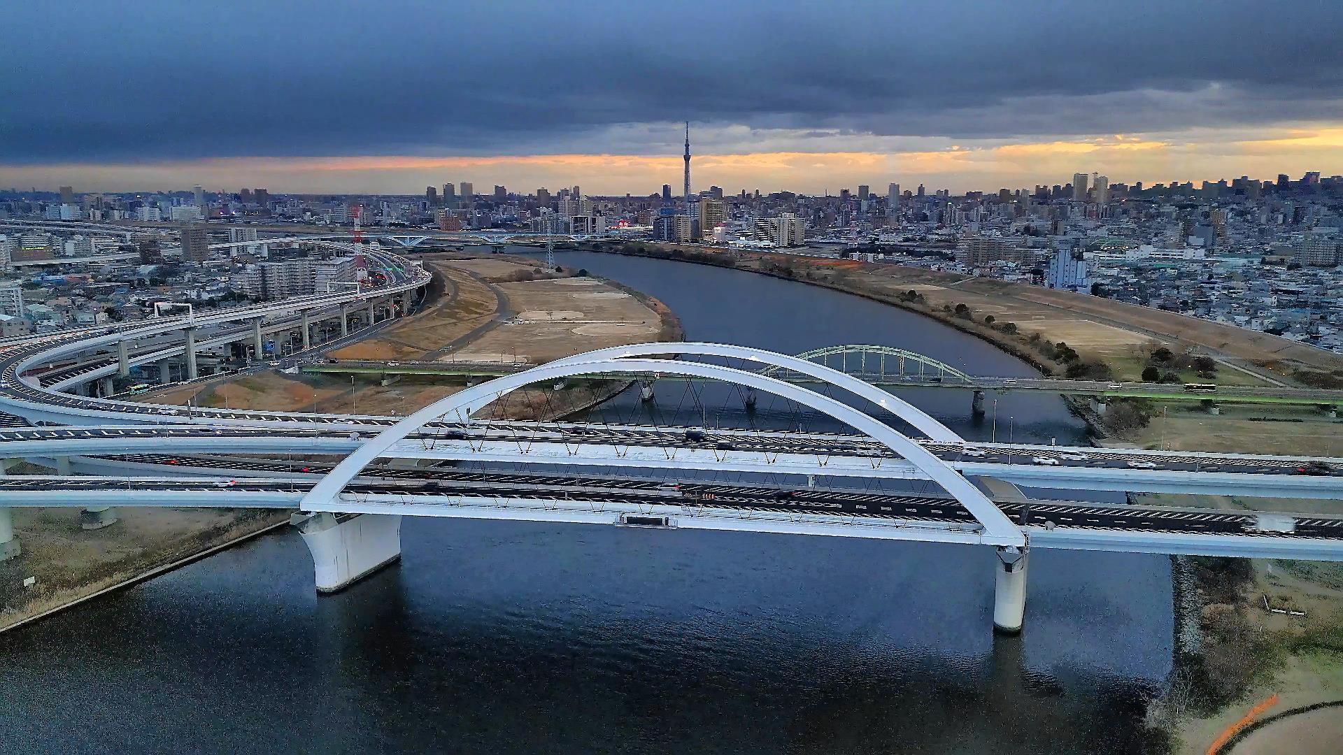 【夕暮れの江北橋と五色桜大橋イルミネーション】～ドローン空撮～ 荒川に架かる夜景スポットな橋